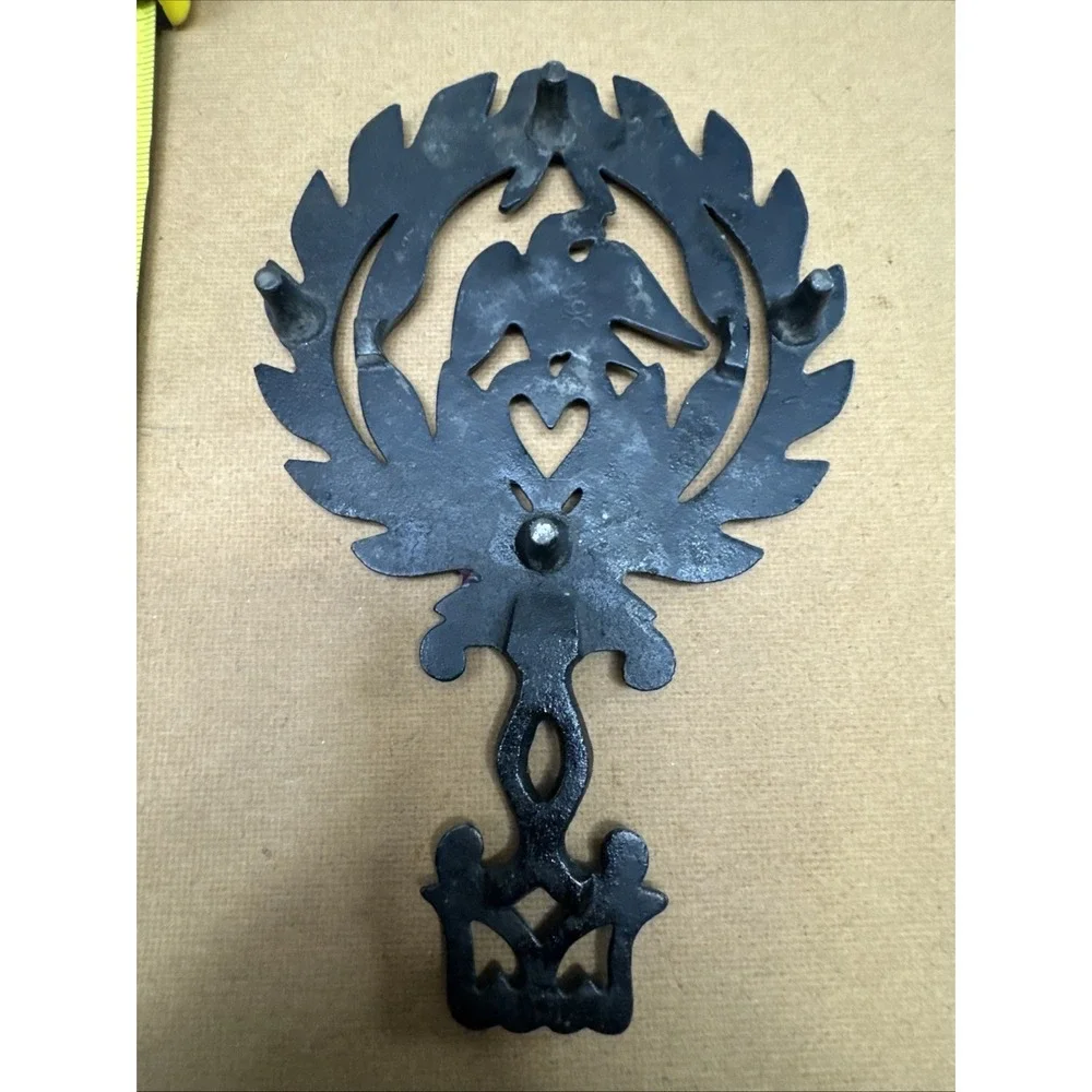 VINTAGE GRISWOLD #266 BLACK CAST IRON FOOTED TRIVET EAGLE WREATH - 8 1/2